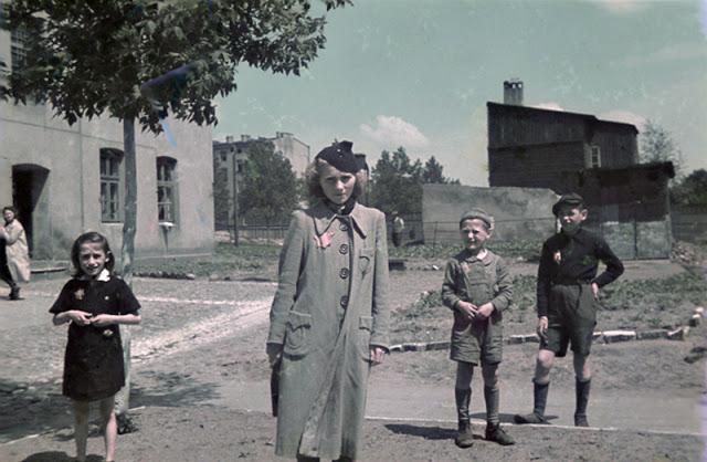 Rare Color Photographs Capture Everyday Life in the Lodz Ghetto From 1940-1944